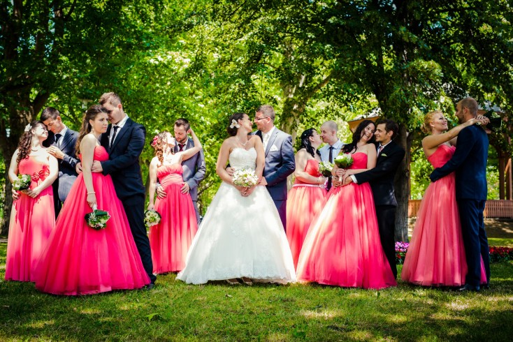 Mónika és koszorúslányai