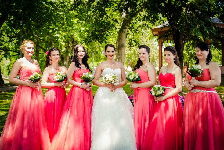 Mónika és koszorúslányai